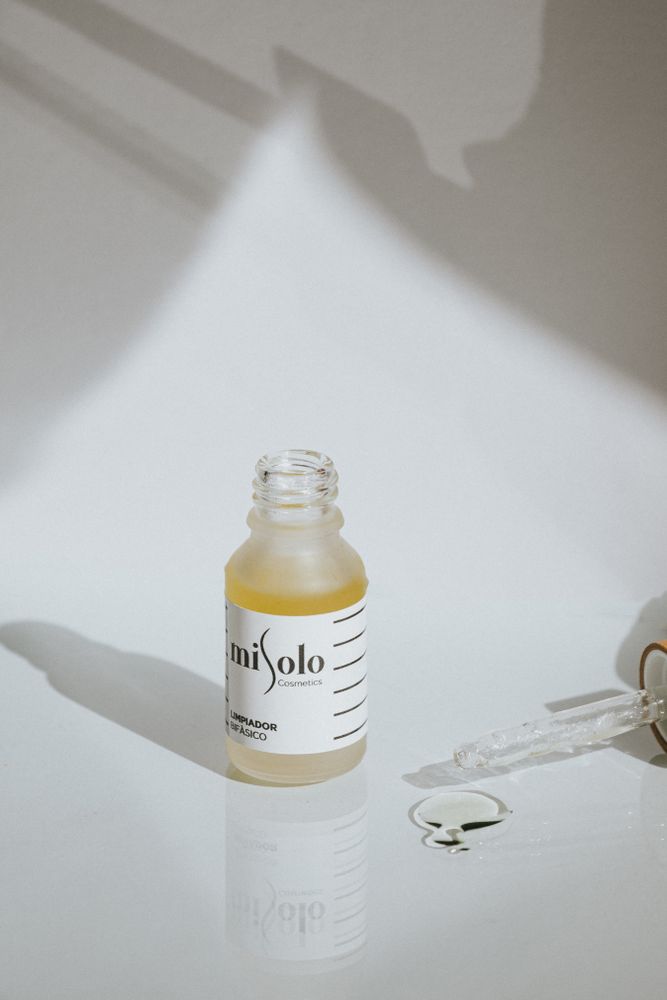 Serum ve pipet ile kozmetik ürün çekimi